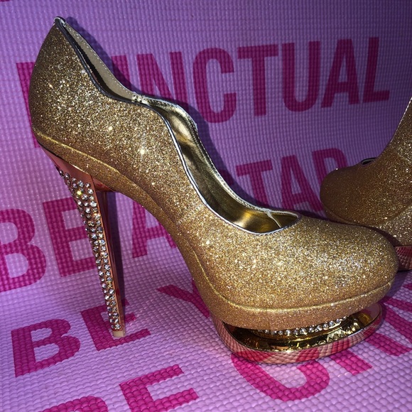 SOLD** Princess Pumps - Picture 3 of 4